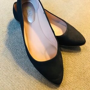 Pointed black flats